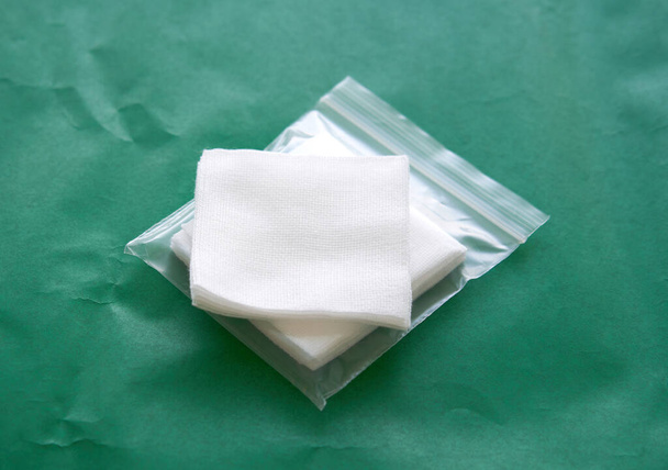 αποστειρωμένη συσκευασία γάζας σε πλαστική σακούλα φερμουάρ για συσκευασία ιατρικής έννοιας - Φωτογραφία, εικόνα