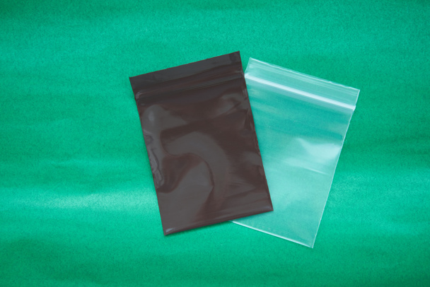 ziplock zakken in bruine kleur en helder - Foto, afbeelding