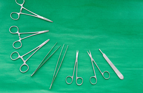 herramientas quirúrgicas con tijeras para cirujano en tratamiento médico - Foto, imagen