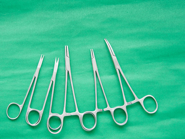 Chirurgische Geräte auf grünem Tuch für den Operationssaal - Foto, Bild