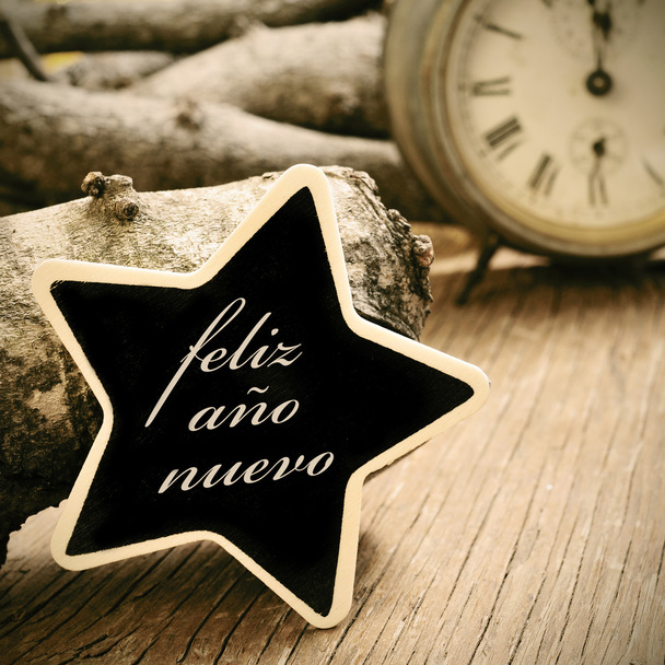 Feliz ano nuevo, szczęśliwego nowego roku w języku hiszpańskim, w kształcie gwiazdy cha - Zdjęcie, obraz