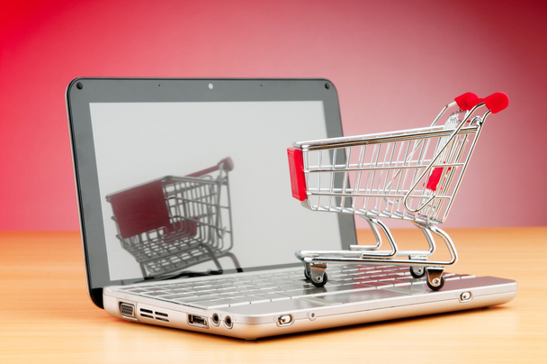 Internet concetto di shopping online con computer e carrello
 - Foto, immagini