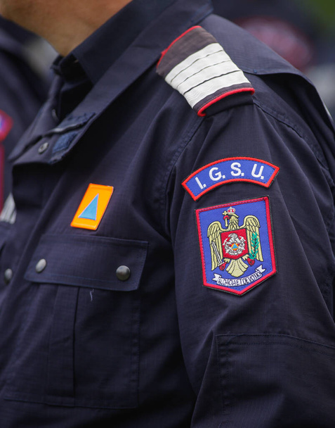Bucarest, Roumanie - 13 septembre 2022 : Détails avec le logo IGSU (Pompiers Roumains) sur un uniforme. - Photo, image