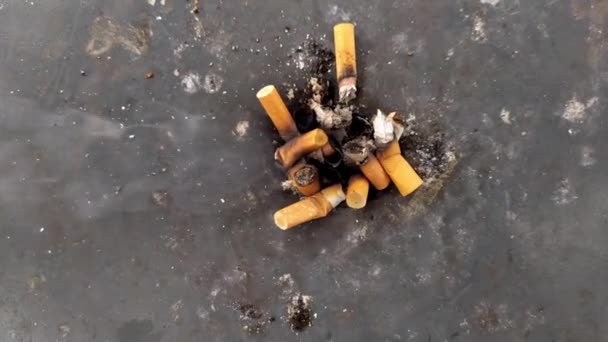 Kouření popelník s cigaretovými pahýly ukazuje hořící popelník s rakovinou plic poškození zdraví řetězcem kuřák jako špatný zvyk s tabákem a toxickou závislostí nikotinu jako nezdravý životní styl a zdravotní rizika - Záběry, video