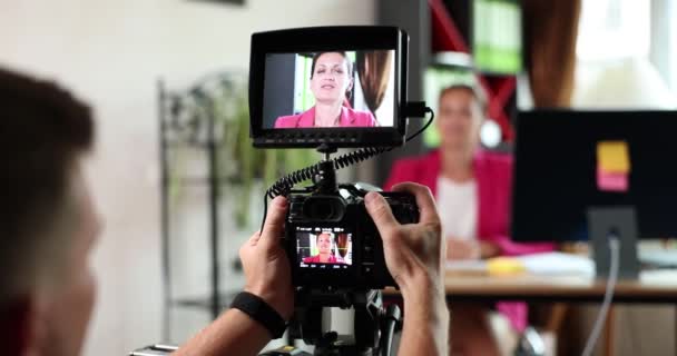 Zakenvrouw blogger neemt video op camera opnamen post voor vlog. Vlogger influencer registreert presentatie van business training en marketing cursussen - Video