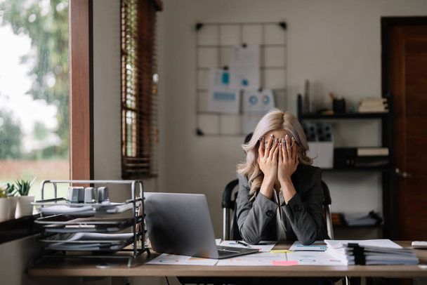 Imprenditrice ottenere stressato e sentire mal di testa, pur avendo un problema al lavoro in ufficio. - Foto, immagini