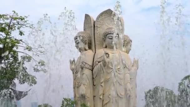 Szökőkút medence Guanyin kő szobor a közepén - Felvétel, videó