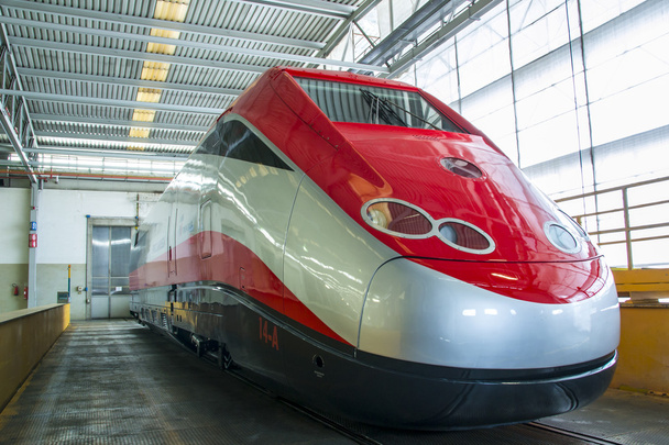 nieuwe trein model Etr 500 klaar om af te sluiten van de workshop - Foto, afbeelding