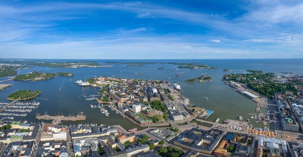 Helsinki Cityscape and Sightseeing Places in Background. Vista aérea. Drone. - Foto, Imagen