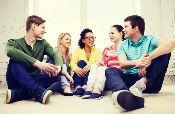 пять улыбающихся подростков веселятся дома
 - Фото, изображение