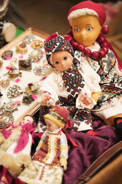 Chiudere ucraino bambole nazionali e gioielli. Primo piano sfocato. Esposizione-vendita - Foto, immagini