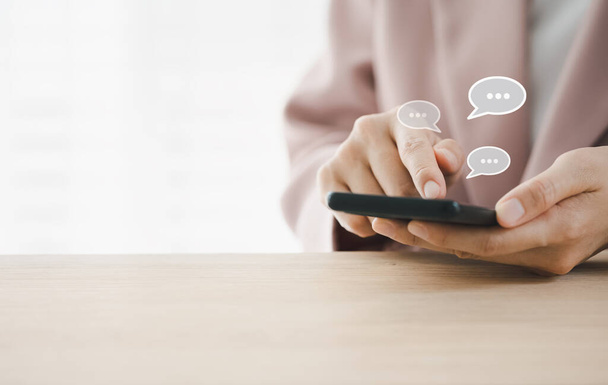 closeup γυναίκα κουβέντα στο έξυπνο τηλέφωνο με εικονίδιο μήνυμα, ενώ εργάζονται, έννοια ασύρματη τεχνολογία - Φωτογραφία, εικόνα