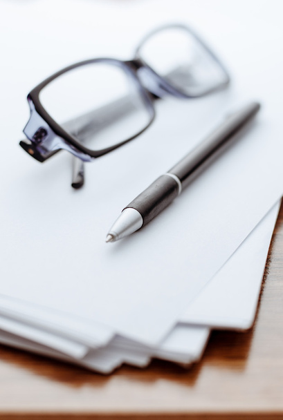 Brille und Stift auf weißem Papier für Notizen - Foto, Bild