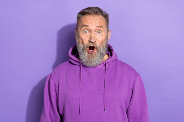 Photo of old aged senior handsome bearded man gray hair open mouth shocked news information isolated on purple color background. - Valokuva, kuva
