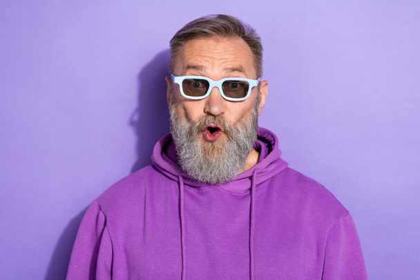 Photo of old senior positive good mood man dressed purple hoodie unbelievable unexpected reaction isolated on violet color background. - Foto, afbeelding