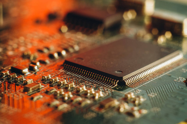Tekort aan chips in de auto-industrie. High-tech productie van elektronische chips en elektronische regelborden. - Foto, afbeelding