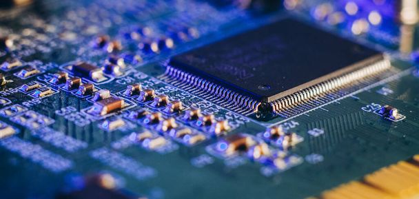 Tekort aan chips in de auto-industrie. High-tech productie van elektronische chips en elektronische regelborden. - Foto, afbeelding