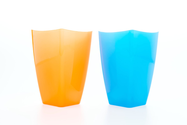 vidro plástico colorido isolado no fundo branco
 - Foto, Imagem