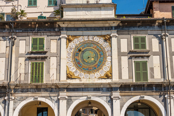 Μπρέσια στο κέντρο. Ρολόι και καμπαναριό σε αναγεννησιακό στυλ, 1540-1550, στην πλατεία της πόλης της Λότζιας (Piazza della Loggia). Λομβαρδία, Ιταλία, Ευρώπη. Αστρονομικό ρολόι με τους αστερισμούς του ζωδιακού κύκλου. - Φωτογραφία, εικόνα