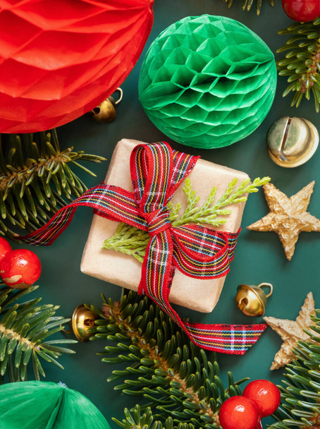 Zabalené dárkové krabice mezi vánoční dekorace a zelené jedle větve horní pohled na zeleném pozadí. Vánoce nebo Nový rok Rekreační atmosféra byt ležel - Fotografie, Obrázek