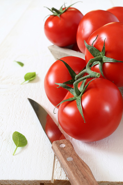 Ripe tomatoes on light background - Foto, Bild