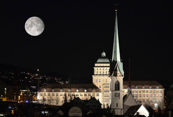 Цюрихский университет ночью
 - Фото, изображение