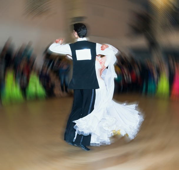 Casal Ballroom dançarinos dançando valsa vista traseira
 - Foto, Imagem
