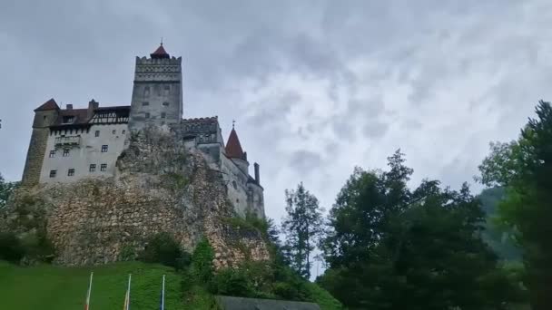 Средневековая крепость Бран, известная как замок Дракула в Трансильвании, Румыния. Исторический саксонский стиль крепости в сердце Карпатских гор - Кадры, видео