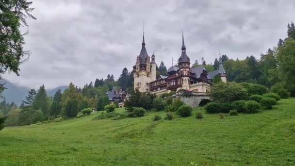 Kuuluisa Peles Castle entinen asuinpaikka Carol 1 ensimmäinen kuningas Romanian, Sinaia, Transilvania - Materiaali, video