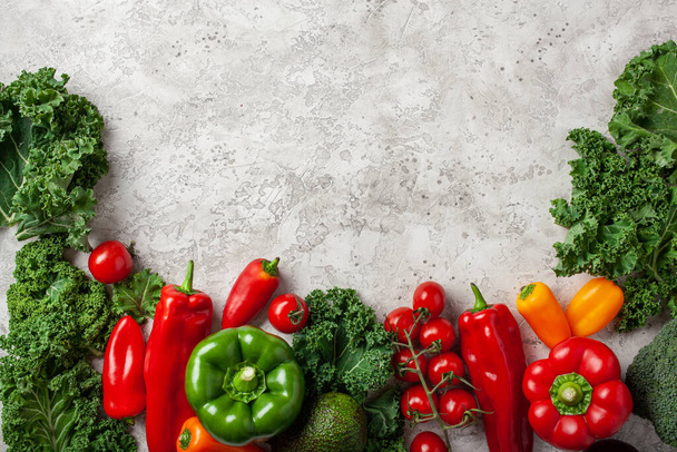 Çeşitli kırmızı ve yeşil sebzeler domates, dolmalık biber, lahana... - Fotoğraf, Görsel