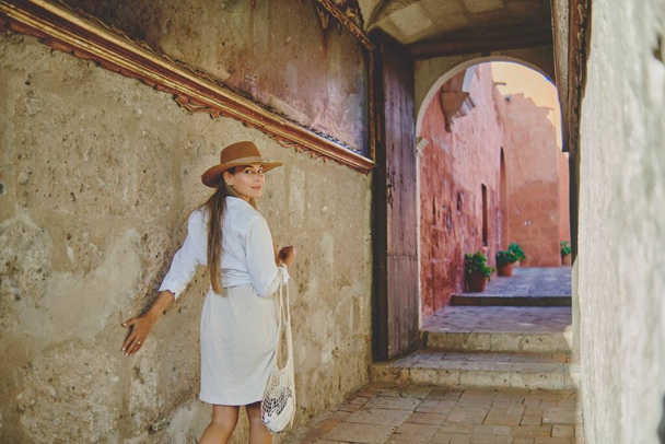 Молоді туристи досліджують монастир Санта - Каталіна (Конвенто - де - Санта - Каталіна, Перу, Південна Америка). - Фото, зображення