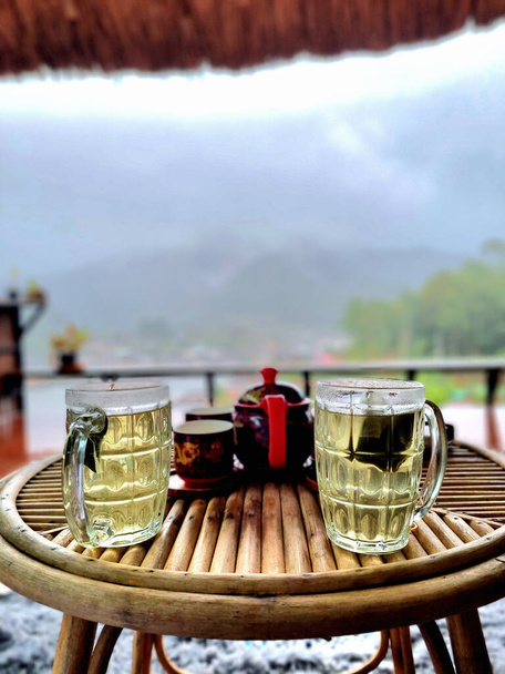 Ban Rak Thai 'de balkonda çay, Mae Hong Son' da Çin Mahallesi, Tayland yatay çekimi. - Fotoğraf, Görsel