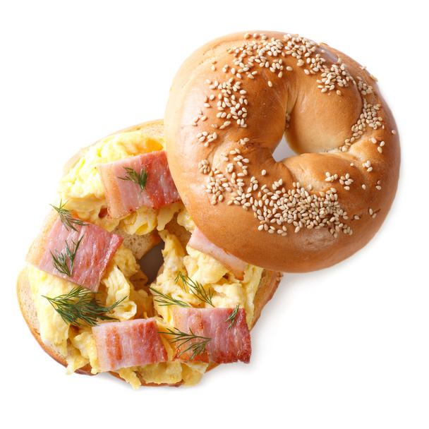 bagel com ovos mexidos e bacon isolado em branco
   - Foto, Imagem