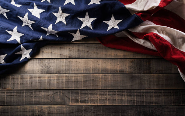 Feliz concepto del Día de los Veteranos. Banderas americanas sobre fondo de madera oscura. 11 de noviembre. - Foto, Imagen