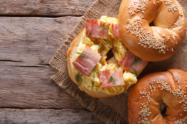 bagel com ovos mexidos e bacon close-up horizontal vista superior
 - Foto, Imagem