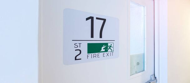 Odpalić znak wyjścia awaryjnego. Pożar klatki schodowej do ewakuacji w budynku lub mieszkaniu - Zdjęcie, obraz