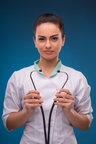 Ärztin auf blauem Hintergrund - Foto, Bild