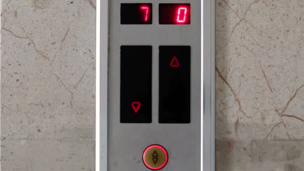 Un hombre presiona la tecla de control del ascensor. Teclas de flecha arriba y abajo - Metraje, vídeo