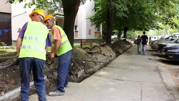 Les travailleurs posent un pipeline
 - Séquence, vidéo