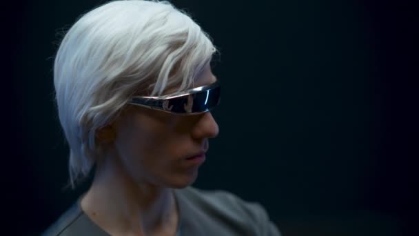 Blonde gamer παίζει metaverse nft σε 3d ποτήρια closeup. Έξυπνος άνθρωπος δακτυλογράφηση περιβάλλεται με φουτουριστικό αόρατο interface 3d μαύρο φόντο δεδομένων. Αυξημένη πραγματικότητα, μελλοντική έννοια της τεχνολογίας - Πλάνα, βίντεο