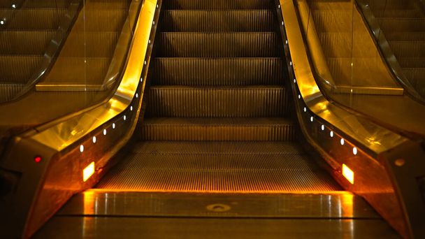Metro elektrik yürüyen merdiven. Hareketli merdiven. - Fotoğraf, Görsel