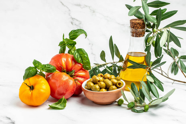 イタリア料理の材料。野菜、オリーブオイル、ハーブやスパイスの光を背景に。テキスト、トップビューの場所. - 写真・画像