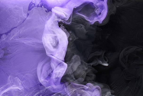 Fondo abstracto de humo multicolor lila púrpura, pintura acrílica explosión bajo el agua - Foto, Imagen