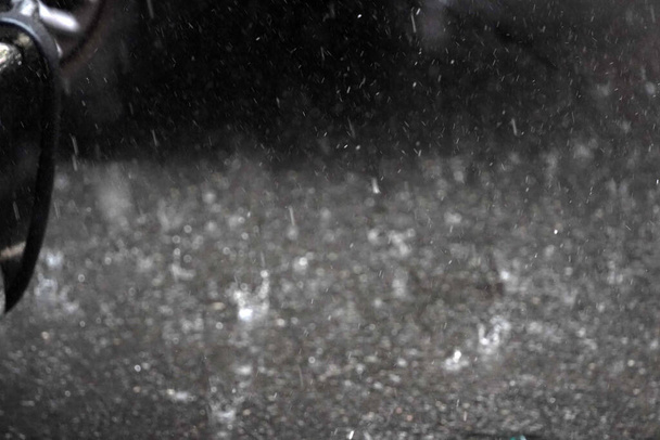 сильний дощ в Чайнатаун нью-йоркському Манхеттені
 - Фото, зображення