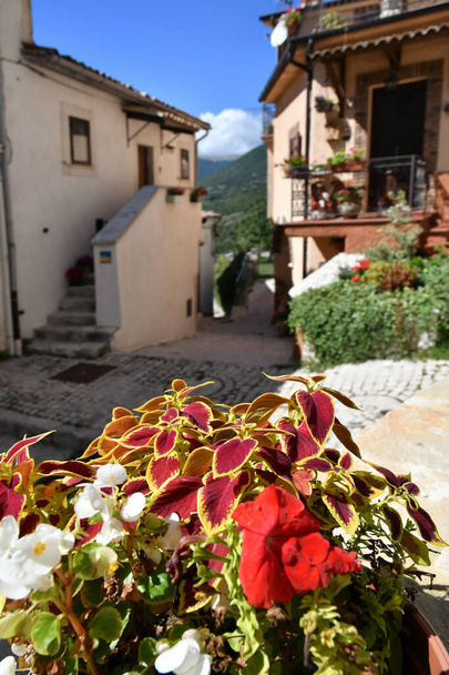 Une rue étroite entre les vieilles maisons en pierre de Barrée, un village médiéval dans la région des Abruzzes en Italie. - Photo, image