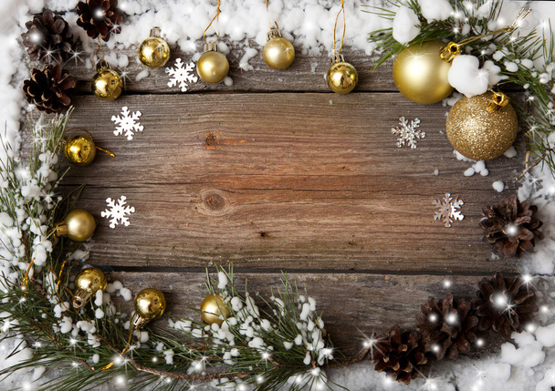 abeto de nieve con conos y decoraciones navideñas sobre fondo de madera, espacio para copiar
 - Foto, imagen