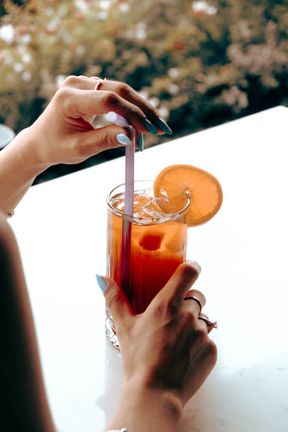Alkoholi cocktail juoma pöydällä ravintolassa - Valokuva, kuva