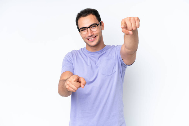 Jeune homme caucasien isolé sur fond blanc pointant devant avec expression heureuse - Photo, image