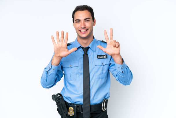 Junger Polizeikaukasier isoliert auf weißem Hintergrund, der mit den Fingern acht zählt - Foto, Bild