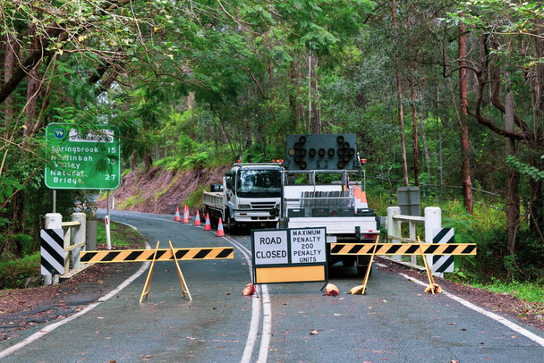 Deslizamientos de tierra y tormentas cerca de Gold Coast hinterland road, Queensland, Australia - Foto, Imagen